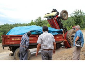 Kum Yüklü Traktör Rampa Çıkarken Ters Döndü: 1 Yaralı