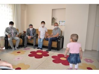 Bolu Valisi Kemik İliği Hastası Minik Zeynep’i Evinde Ziyaret Etti