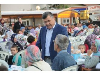 Niğdeliler Kent Meydanında İftar Açtı