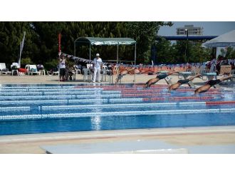 Genç Yüzücüler Kupalarını Aldı