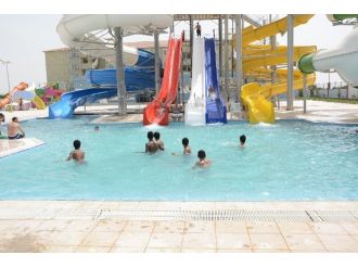 Sıcaktan Bunalanlar Yüzme Havuzlarına Akın Ediyor