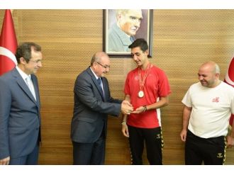 Vali Kocatepe’den Genç Alperen’e Ödül