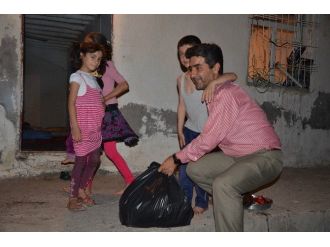 Zenginden Alıp Fakire Veriyor