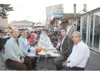 Yetim Ve Öksüz Çocuklar İftar Yemeğinde Buluştu