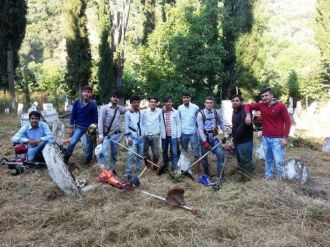 Askere Gidecek Gençlerin Mezarlık Temizleme Geleneği
