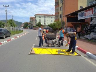 Saltukova’da Yaya Geçidi Ve Hız Sınırını Gösteren İşaretler Boyandı