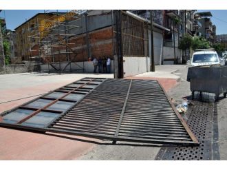 Yarım Tonluk Kapının Altında Can Verdi