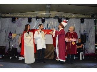 Seksenler Dizisi Oyuncuları Şehzadeler’de Sahne Aldı