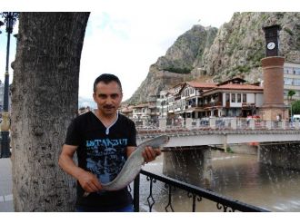 Balık Tutarak Stres Atıyor