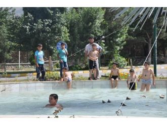 Muş’ta Çocuklar Tehlikeye Aldırmadan Süs Havuzlarında Serinliyor