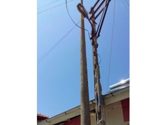 Elektrik Direği Tehlike Saçıyor