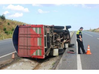 Tekirdağ’da Büyükbaş Yüklü Kamyon Devrildi