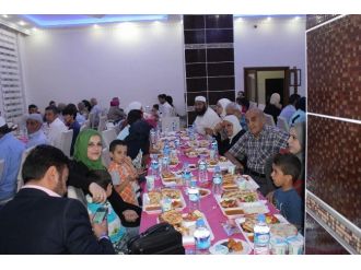 Suriyeliler İyilik Sofrasında İftarlarını Açtı