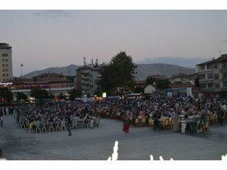 İhh Niğde’de 2 Bin Kişiye İftar Verdi