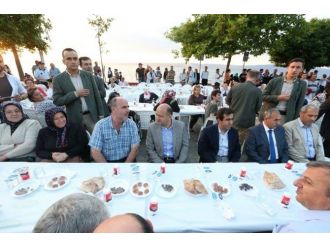 Bakan Işık 5 Bin Kişi İle İftar Açtı