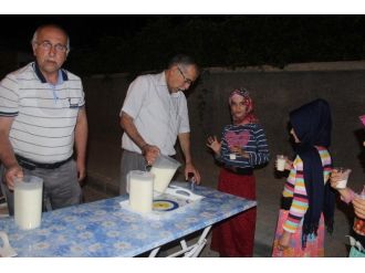 Karaman’da 8 Yıldır Cemaate Teravih Sonrası Ballı Süt İkram Ediliyor