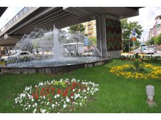 Uşak’ta Köprülü Kavşak Çiçekler İle Rengarenk