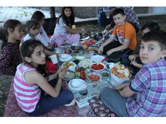 Mahallenin Çocukları İftarı Birlite Yaptı