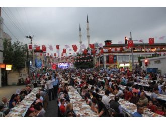 Dörtyol’da Caddede İftar