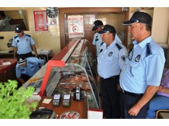 Ayvalık Belediye Zabıtası Kasaplarda Sucuk, Köfte Denetimi Yaptı