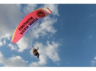 Bor’da Yamaç Paraşütü Gösterisi Düzenlendi