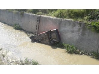 Otomobil Kanala Uçtu: 1 Yaralı