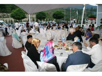 Ak Partililer İftar Yemeğinde Bir Araya Geldi