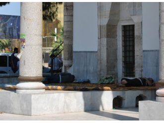 Sıcaktan Bunalanlar Camide Kestiriyor