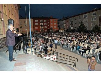 Belediyenin Meydan Mahallesi’ndeki İftar Yemeğine 3 Bin Kişi Katıldı