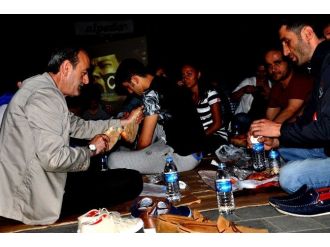 Pide, Zeytin Ve Su İle İftar Açtılar