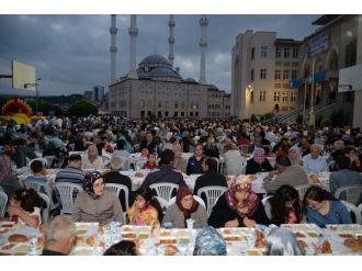Bilecik Hürriyet Mahallesi Sakinleri İftar Sofrasında Bir Araya Geldi