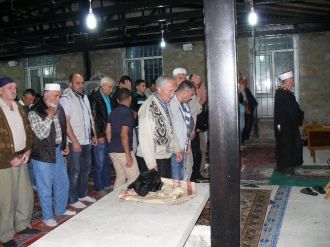 Bilecik’te Cami Avlusunda Teravih Namazı