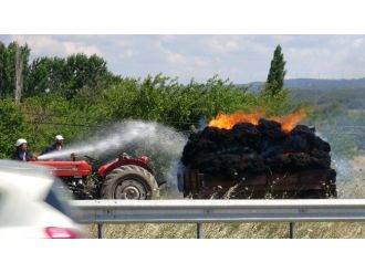 Hareket Halindeki Römorkun İçinde Bulunan Samanlar Alev Aldı