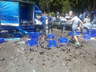 Kuşadası’nda Bira Taşıyan Kamyon Yaya Ve Araçlara Çarptı