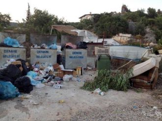 Turizm Cenneti Kekova’da Etrafa Saçılan Çöpler Tepki Çekiyor