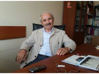 İletişimin Şenkaya Hocası Öğrencilerine Şiirle Veda Etti