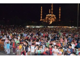 Ramazan Sokağına Gelen Çocuklar Doyasıya Eğleniyor