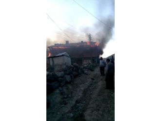 Sarıkamış’ta Çıkan Yangın Cep Telefonuyla Kaydedildi