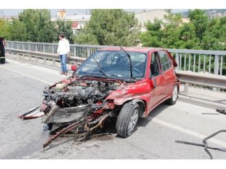 Bariyerlere Çarpan Araç Parçalandı: 1 Yaralı