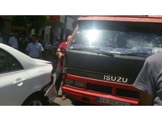 Otomobiline Çarpan Kamyonetin Camını Kırdı