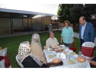 Özakcan, İftar Yemeğinde Şehit Aileleri Ve Gaziler İle Buluştu