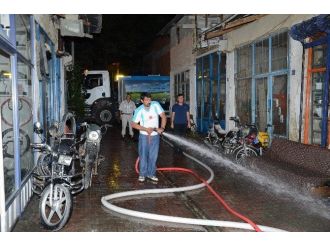 Darende Çarşısının Temizliğinde Gece Mesaisi