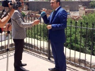 Diyarbakırlı Vekilden Tarihi Surlarda Selfie Teklifi