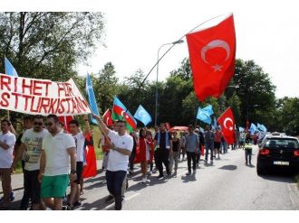 Doğu Türkistanlılar İsveç’te Çin’i Protesto Etti
