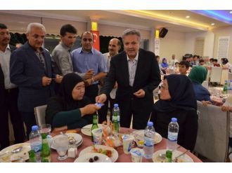 Vali Kahraman Afgan Aileler İle İftarını Açtı