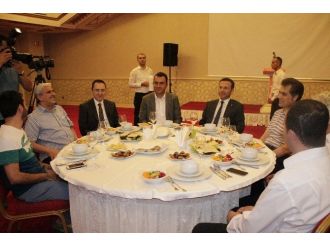 Diyarbakır Valisi Hüseyin Aksoy Gazetecilerle İftar Yemeğinde Bir Araya Geldi