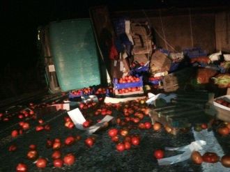 2 Ton Domates Yola Saçıldı