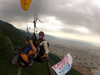 (Özel Haber) Çin’e Bir Protesto Da 800 Metre Yükseklikte Geldi