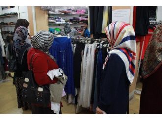 (Özel Haber) Bayram Öncesi Suriyeli Ve Filistinlilere Giyim Yardımı