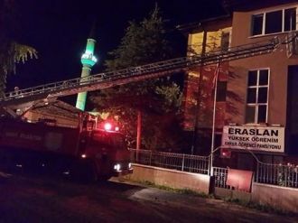 Mahsur Kalan Köpeği İtfaiye Kurtardı